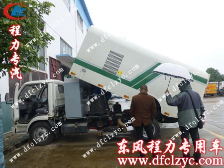 湖南郴州陳總到程力公司看東風多利卡吸塵車