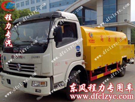 東風多利卡高壓清洗車在湖北程力大門前合影