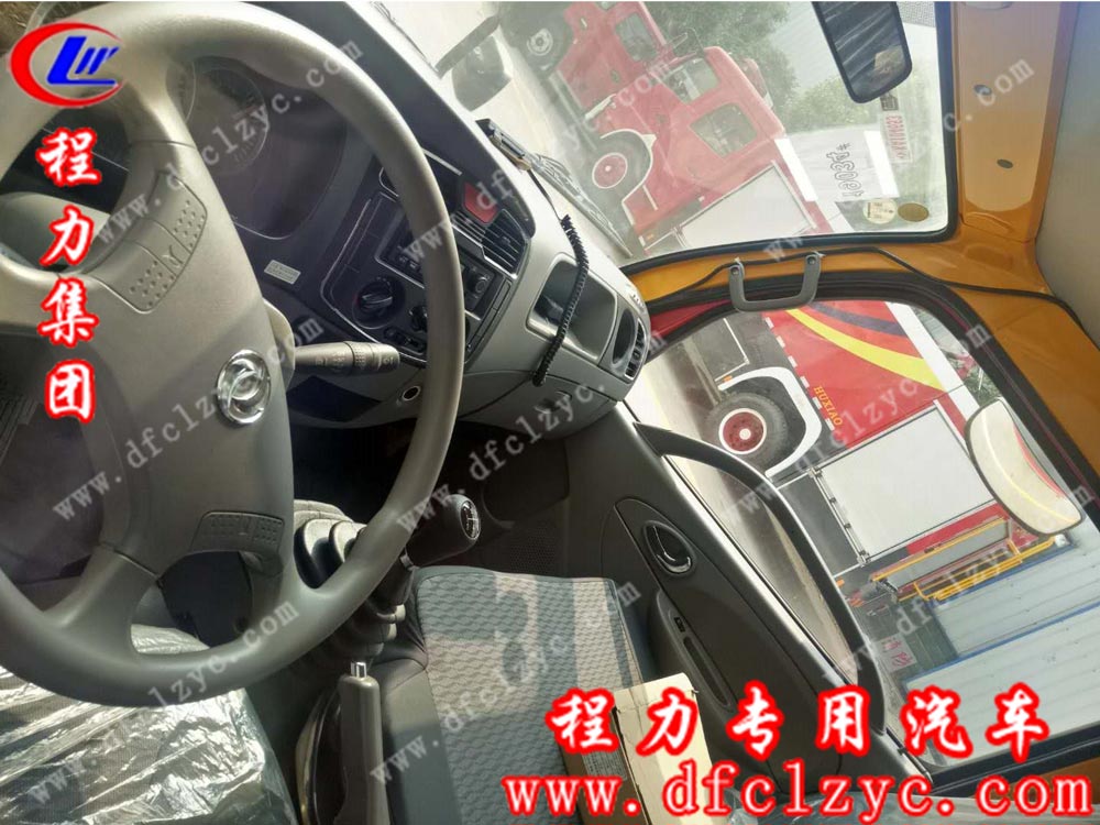 東風小多利卡水罐消防車（國五）內(nèi)視圖