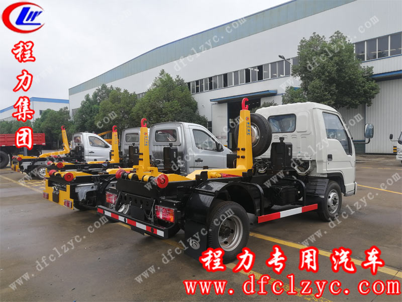程力集團(tuán)長(zhǎng)安勾臂垃圾車(chē)底盤(pán)停放區(qū)