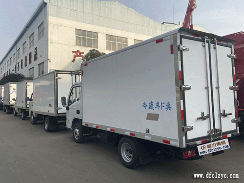 程力集團(tuán)正在發(fā)車(chē)的冷藏車(chē)